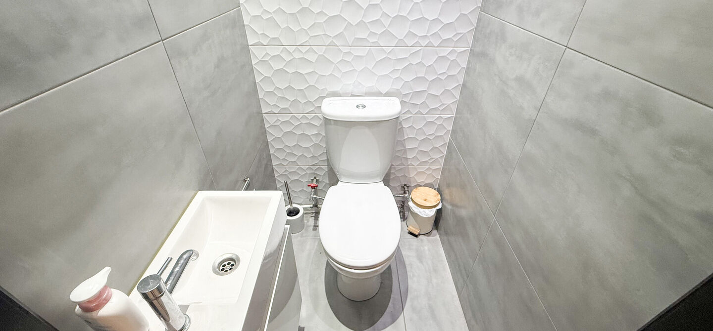 Instapklare woning met een uitzonderlijk groot perceel en een rustige ligging. Dan is deze volledig gerenoveerde gezinswoning aan de Schansweg 7 in Houthalen-Helchteren zeker een bezoek waard.
De woning bevindt zich op een prachtig perceel van maar liefs