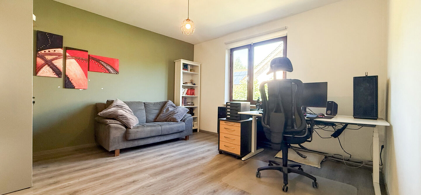 Instapklare woning met een uitzonderlijk groot perceel en een rustige ligging. Dan is deze volledig gerenoveerde gezinswoning aan de Schansweg 7 in Houthalen-Helchteren zeker een bezoek waard.
De woning bevindt zich op een prachtig perceel van maar liefs