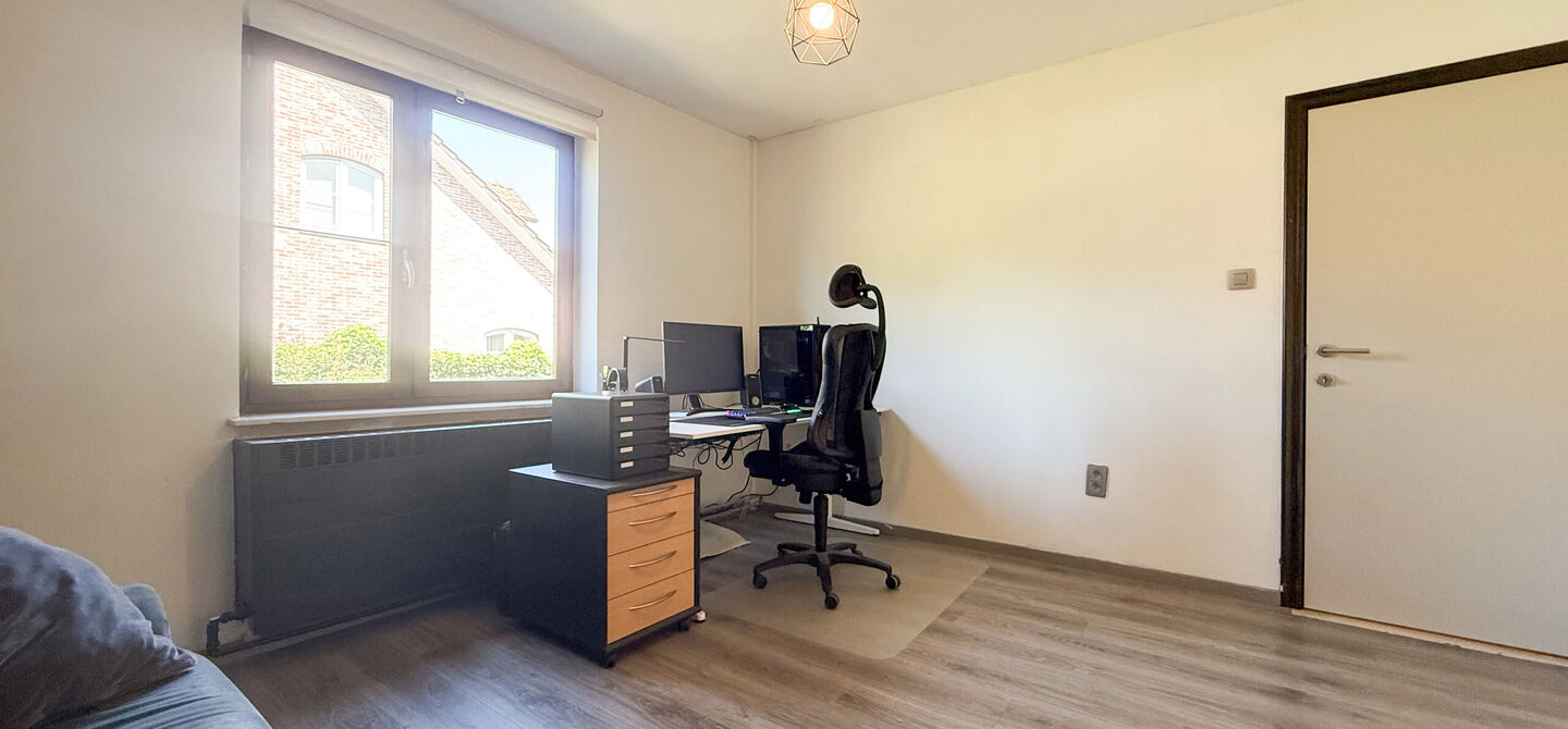 Instapklare woning met een uitzonderlijk groot perceel en een rustige ligging. Dan is deze volledig gerenoveerde gezinswoning aan de Schansweg 7 in Houthalen-Helchteren zeker een bezoek waard.
De woning bevindt zich op een prachtig perceel van maar liefs