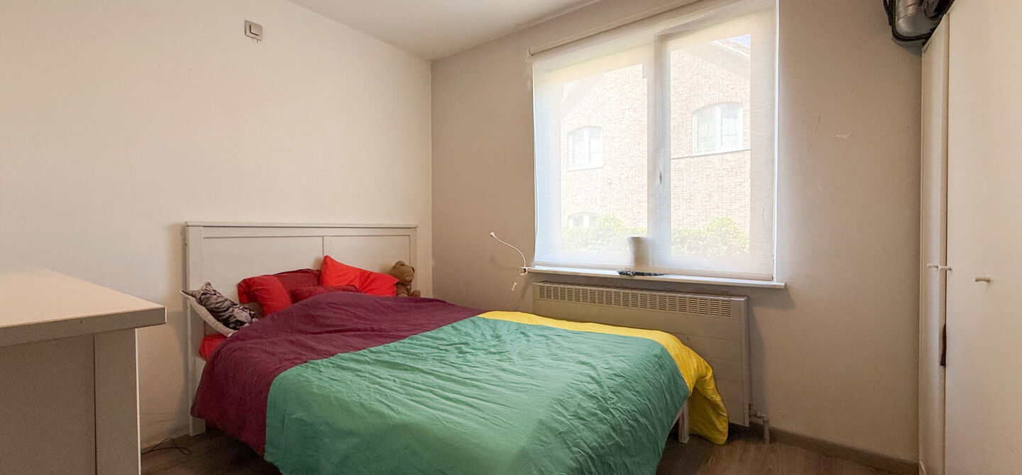 Instapklare woning met een uitzonderlijk groot perceel en een rustige ligging. Dan is deze volledig gerenoveerde gezinswoning aan de Schansweg 7 in Houthalen-Helchteren zeker een bezoek waard.
De woning bevindt zich op een prachtig perceel van maar liefs