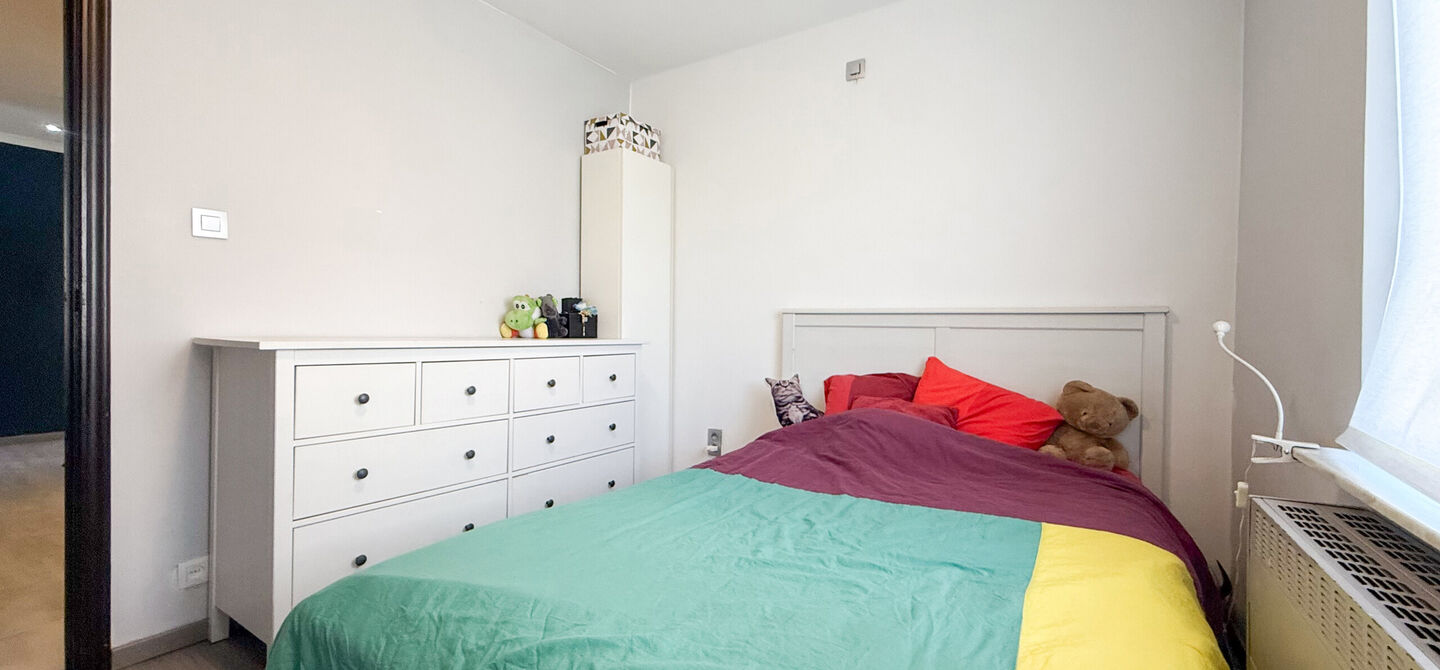 Instapklare woning met een uitzonderlijk groot perceel en een rustige ligging. Dan is deze volledig gerenoveerde gezinswoning aan de Schansweg 7 in Houthalen-Helchteren zeker een bezoek waard.
De woning bevindt zich op een prachtig perceel van maar liefs