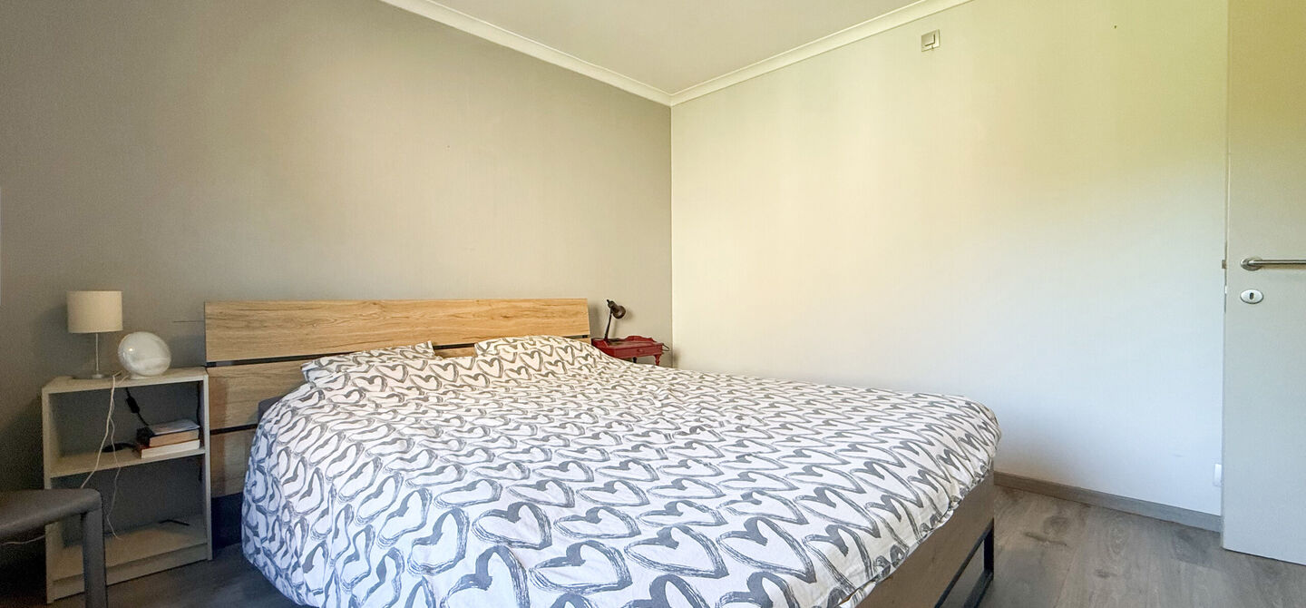 Instapklare woning met een uitzonderlijk groot perceel en een rustige ligging. Dan is deze volledig gerenoveerde gezinswoning aan de Schansweg 7 in Houthalen-Helchteren zeker een bezoek waard.
De woning bevindt zich op een prachtig perceel van maar liefs