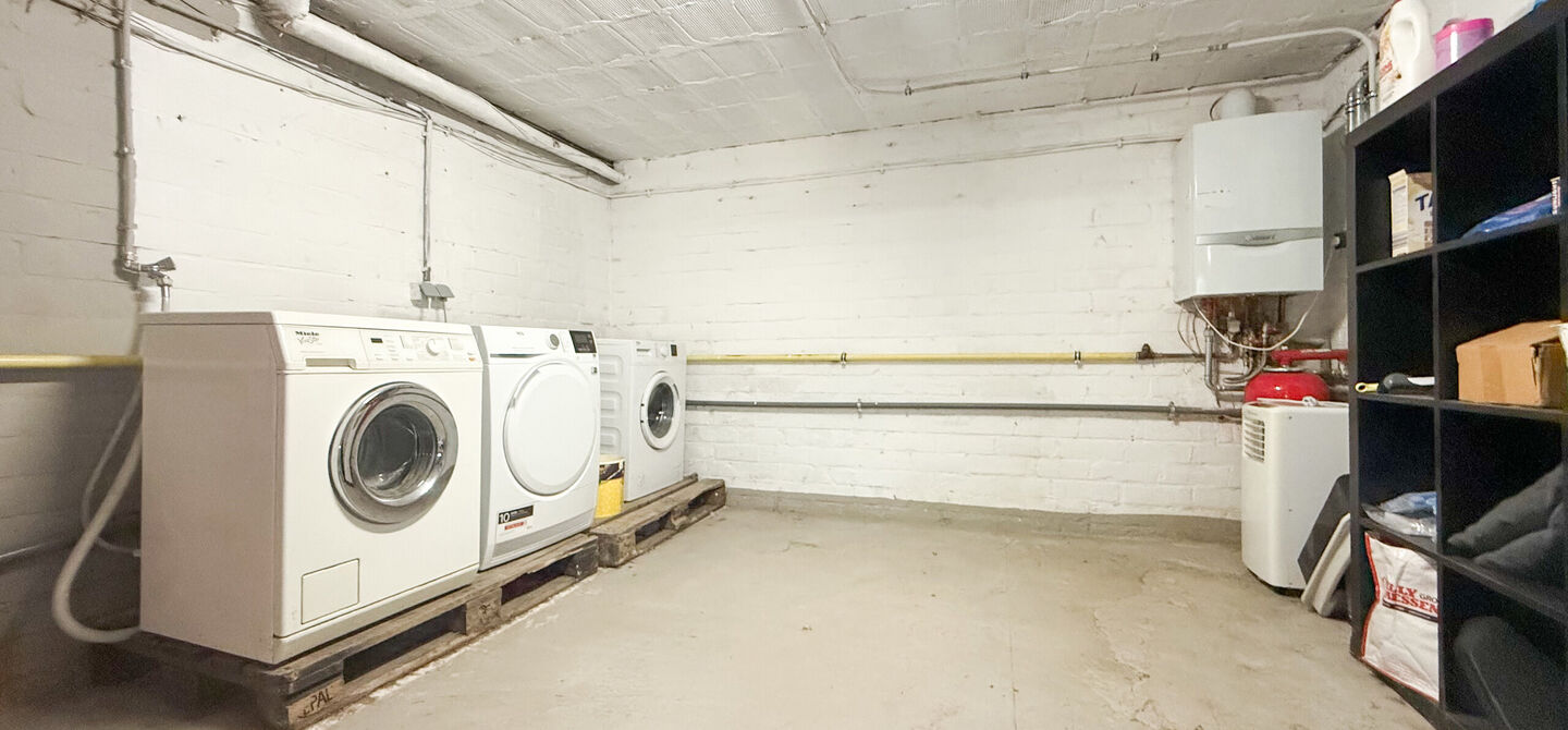 Instapklare woning met een uitzonderlijk groot perceel en een rustige ligging. Dan is deze volledig gerenoveerde gezinswoning aan de Schansweg 7 in Houthalen-Helchteren zeker een bezoek waard.
De woning bevindt zich op een prachtig perceel van maar liefs