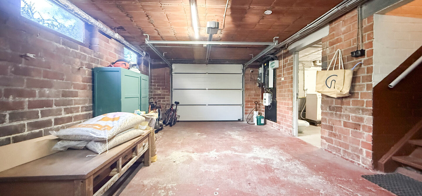 Instapklare woning met een uitzonderlijk groot perceel en een rustige ligging. Dan is deze volledig gerenoveerde gezinswoning aan de Schansweg 7 in Houthalen-Helchteren zeker een bezoek waard.
De woning bevindt zich op een prachtig perceel van maar liefs