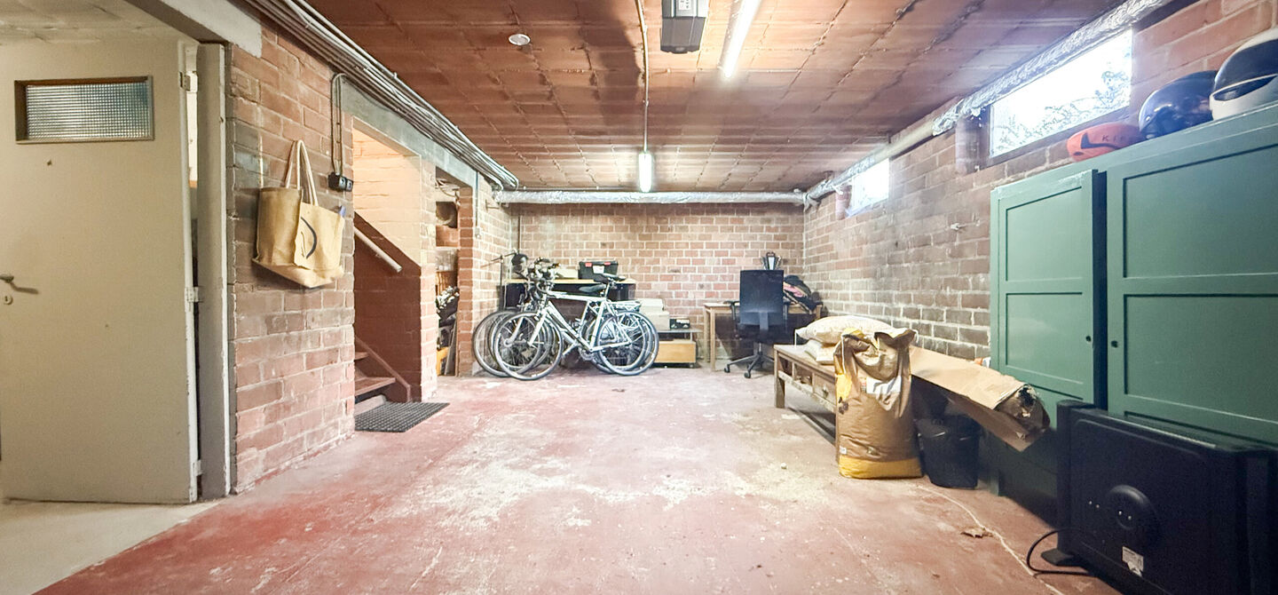 Instapklare woning met een uitzonderlijk groot perceel en een rustige ligging. Dan is deze volledig gerenoveerde gezinswoning aan de Schansweg 7 in Houthalen-Helchteren zeker een bezoek waard.
De woning bevindt zich op een prachtig perceel van maar liefs