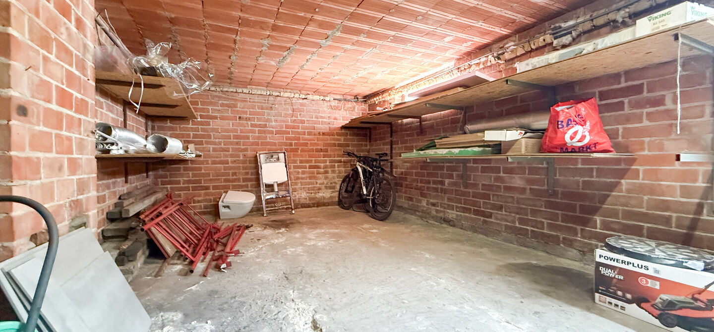 Instapklare woning met een uitzonderlijk groot perceel en een rustige ligging. Dan is deze volledig gerenoveerde gezinswoning aan de Schansweg 7 in Houthalen-Helchteren zeker een bezoek waard.
De woning bevindt zich op een prachtig perceel van maar liefs
