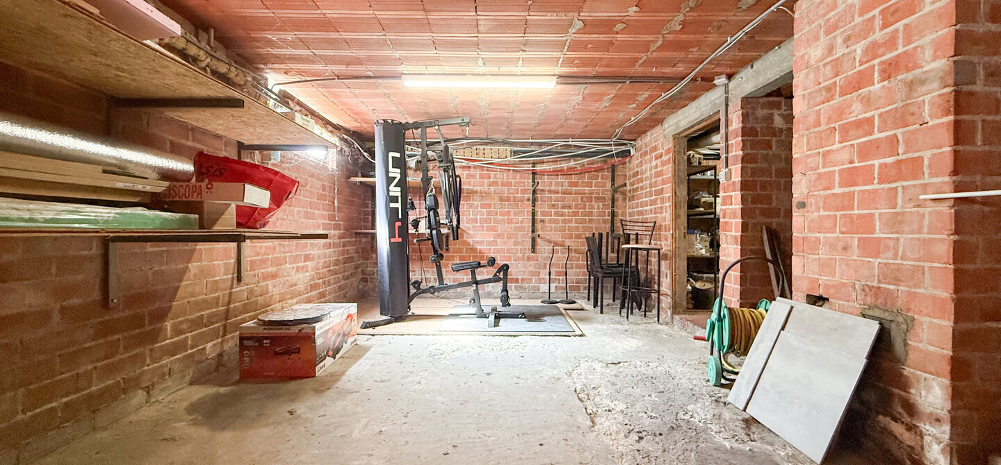 Instapklare woning met een uitzonderlijk groot perceel en een rustige ligging. Dan is deze volledig gerenoveerde gezinswoning aan de Schansweg 7 in Houthalen-Helchteren zeker een bezoek waard.
De woning bevindt zich op een prachtig perceel van maar liefs