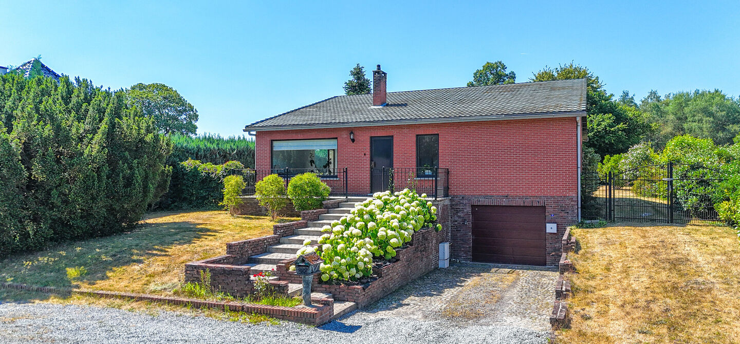 Instapklare woning met een uitzonderlijk groot perceel en een rustige ligging. Dan is deze volledig gerenoveerde gezinswoning aan de Schansweg 7 in Houthalen-Helchteren zeker een bezoek waard.
De woning bevindt zich op een prachtig perceel van maar liefs