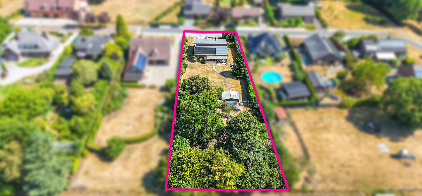 Instapklare woning met een uitzonderlijk groot perceel en een rustige ligging. Dan is deze volledig gerenoveerde gezinswoning aan de Schansweg 7 in Houthalen-Helchteren zeker een bezoek waard.
De woning bevindt zich op een prachtig perceel van maar liefs