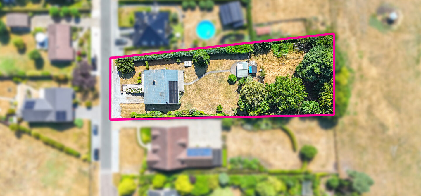 Instapklare woning met een uitzonderlijk groot perceel en een rustige ligging. Dan is deze volledig gerenoveerde gezinswoning aan de Schansweg 7 in Houthalen-Helchteren zeker een bezoek waard.
De woning bevindt zich op een prachtig perceel van maar liefs