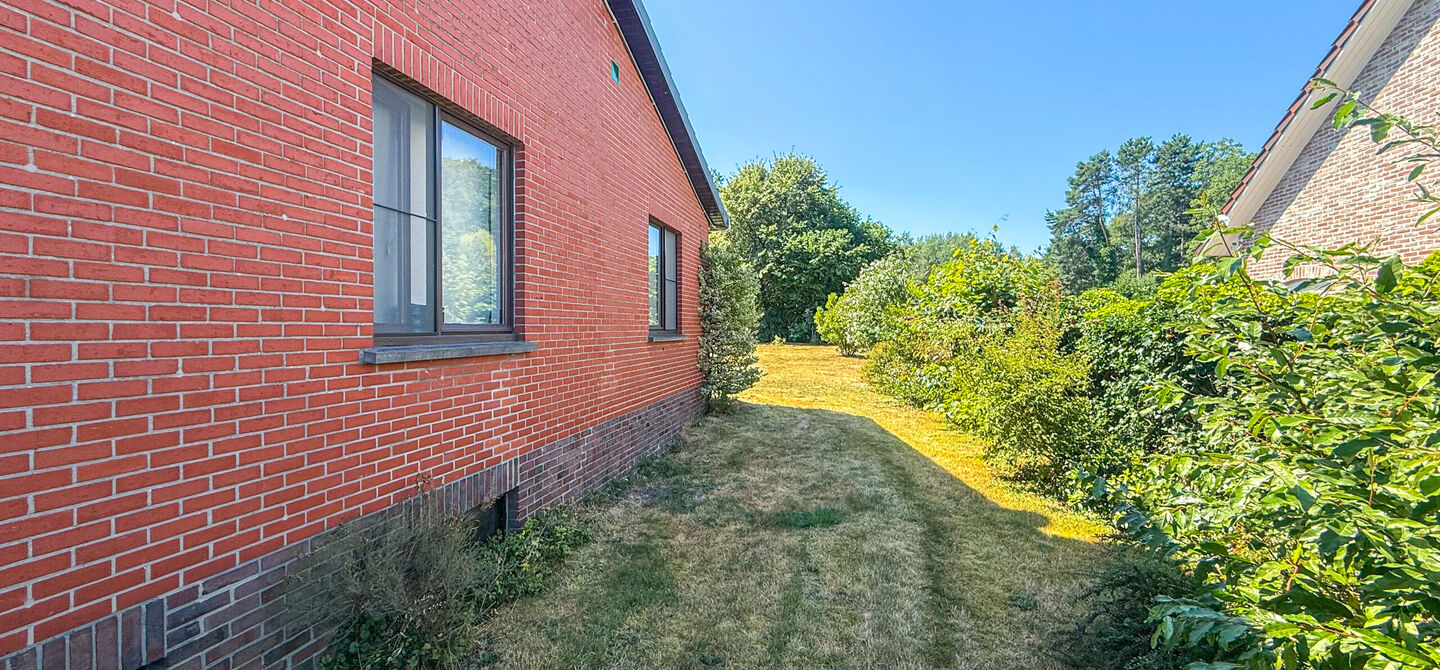Instapklare woning met een uitzonderlijk groot perceel en een rustige ligging. Dan is deze volledig gerenoveerde gezinswoning aan de Schansweg 7 in Houthalen-Helchteren zeker een bezoek waard.
De woning bevindt zich op een prachtig perceel van maar liefs