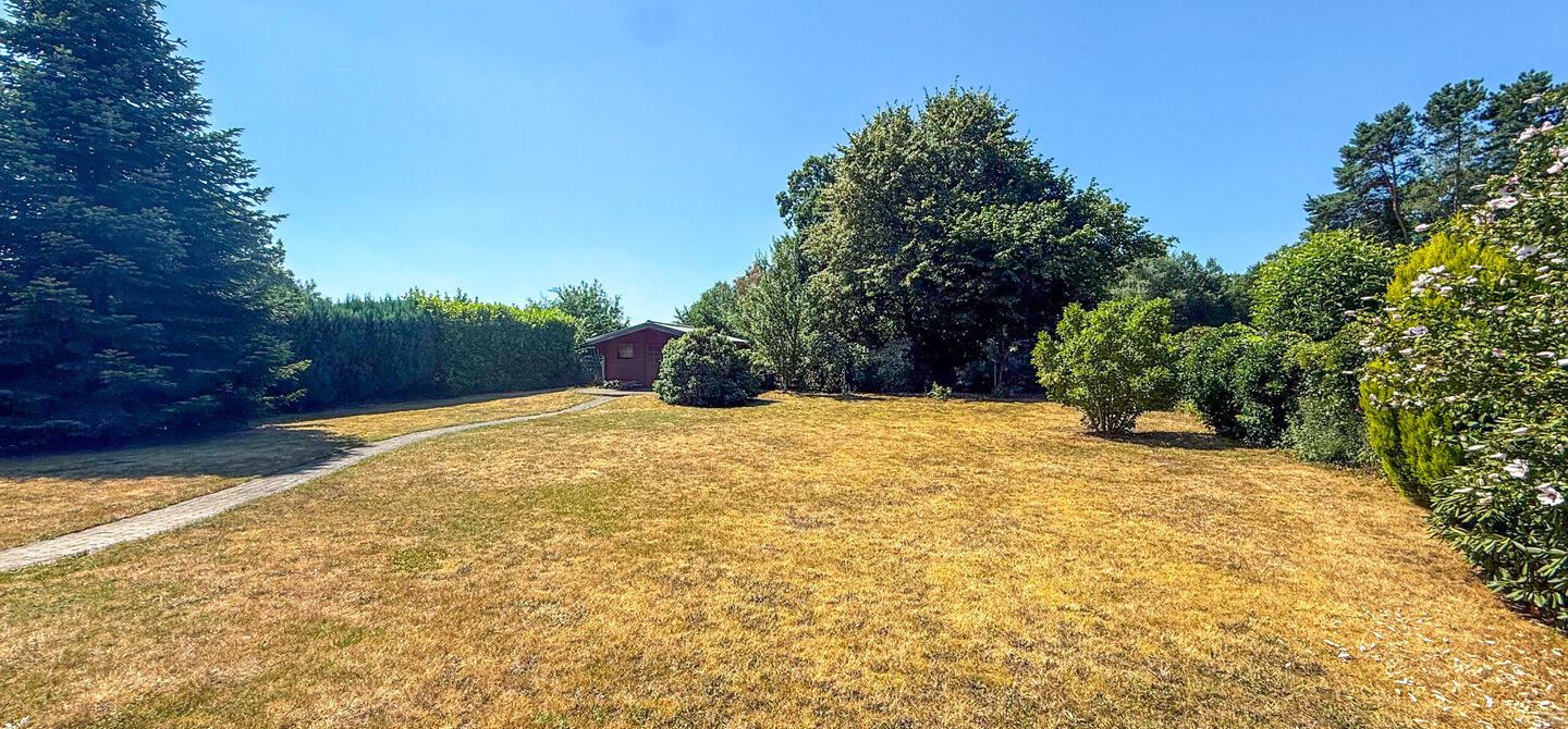 Instapklare woning met een uitzonderlijk groot perceel en een rustige ligging. Dan is deze volledig gerenoveerde gezinswoning aan de Schansweg 7 in Houthalen-Helchteren zeker een bezoek waard.
De woning bevindt zich op een prachtig perceel van maar liefs