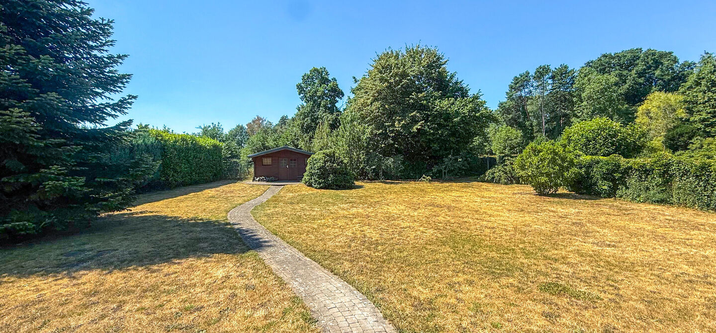 Instapklare woning met een uitzonderlijk groot perceel en een rustige ligging. Dan is deze volledig gerenoveerde gezinswoning aan de Schansweg 7 in Houthalen-Helchteren zeker een bezoek waard.
De woning bevindt zich op een prachtig perceel van maar liefs