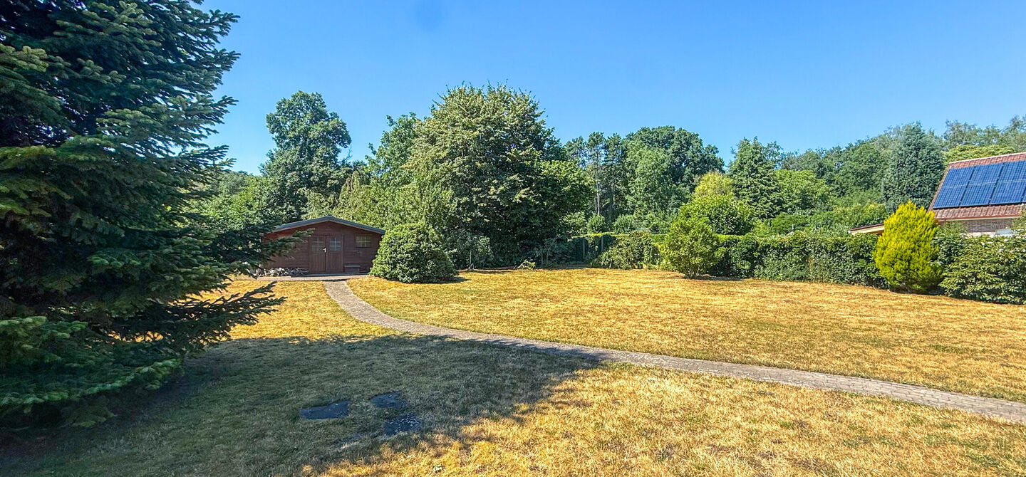 Instapklare woning met een uitzonderlijk groot perceel en een rustige ligging. Dan is deze volledig gerenoveerde gezinswoning aan de Schansweg 7 in Houthalen-Helchteren zeker een bezoek waard.
De woning bevindt zich op een prachtig perceel van maar liefs