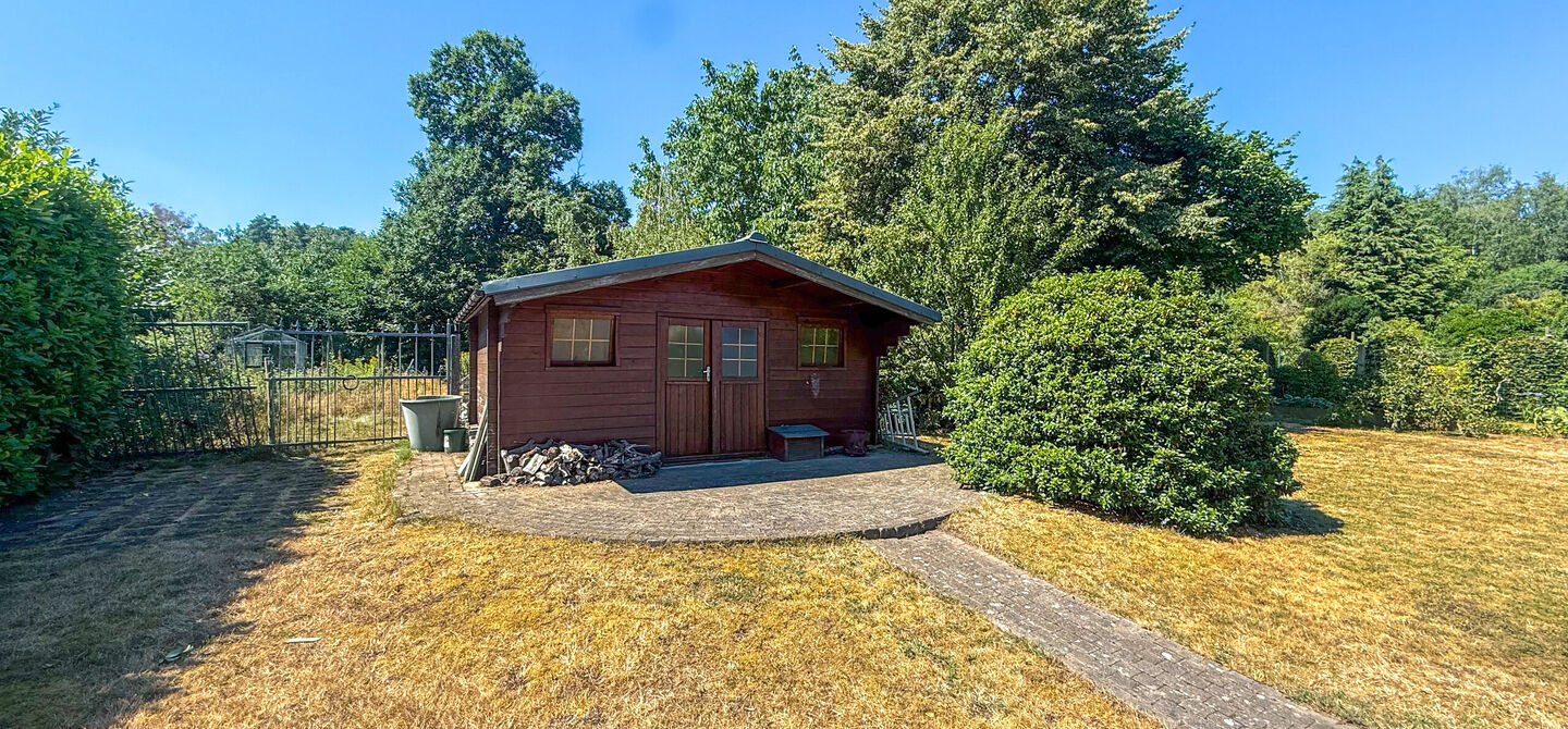 Instapklare woning met een uitzonderlijk groot perceel en een rustige ligging. Dan is deze volledig gerenoveerde gezinswoning aan de Schansweg 7 in Houthalen-Helchteren zeker een bezoek waard.
De woning bevindt zich op een prachtig perceel van maar liefs