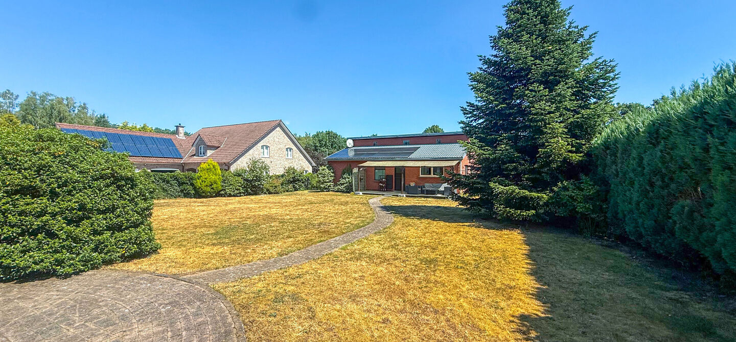 Instapklare woning met een uitzonderlijk groot perceel en een rustige ligging. Dan is deze volledig gerenoveerde gezinswoning aan de Schansweg 7 in Houthalen-Helchteren zeker een bezoek waard.
De woning bevindt zich op een prachtig perceel van maar liefs