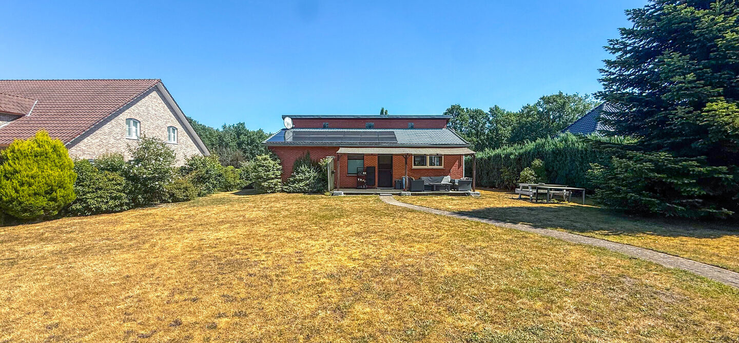 Instapklare woning met een uitzonderlijk groot perceel en een rustige ligging. Dan is deze volledig gerenoveerde gezinswoning aan de Schansweg 7 in Houthalen-Helchteren zeker een bezoek waard.
De woning bevindt zich op een prachtig perceel van maar liefs