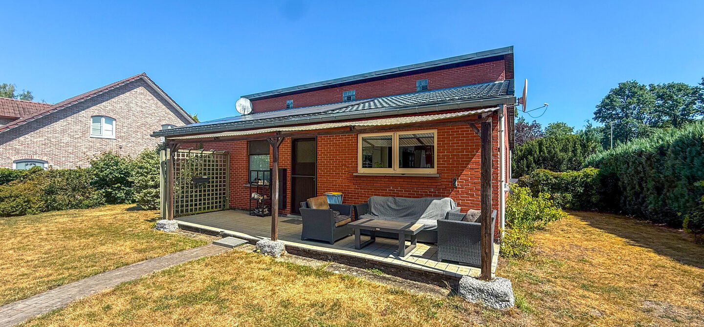Instapklare woning met een uitzonderlijk groot perceel en een rustige ligging. Dan is deze volledig gerenoveerde gezinswoning aan de Schansweg 7 in Houthalen-Helchteren zeker een bezoek waard.
De woning bevindt zich op een prachtig perceel van maar liefs