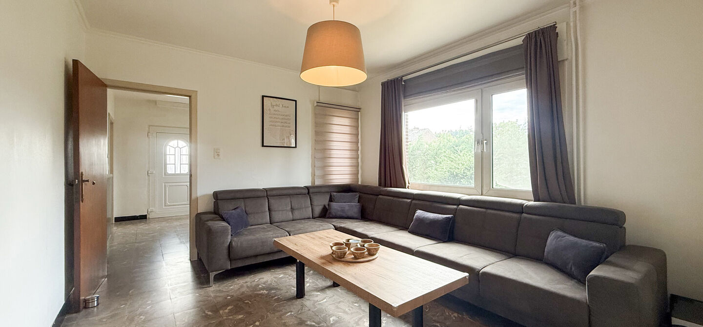 Bij ImmoFusion 7/7 “open huis” : klik op onze 3D-TOUR.
Ervaar vastgoed alsof je er zelf doorloopt!
Welkom in deze ruime gezinswoning gelegen in de Kerkstraat 10 te Houthalen-Helchteren. Deze woning biedt bijzonder veel leefruimte, een praktische in