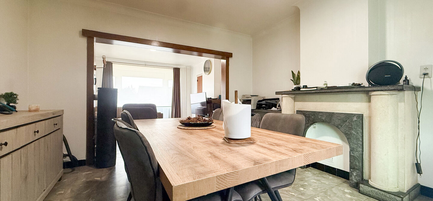 Bij ImmoFusion 7/7 “open huis” : klik op onze 3D-TOUR.
Ervaar vastgoed alsof je er zelf doorloopt!
Welkom in deze ruime gezinswoning gelegen in de Kerkstraat 10 te Houthalen-Helchteren. Deze woning biedt bijzonder veel leefruimte, een praktische in