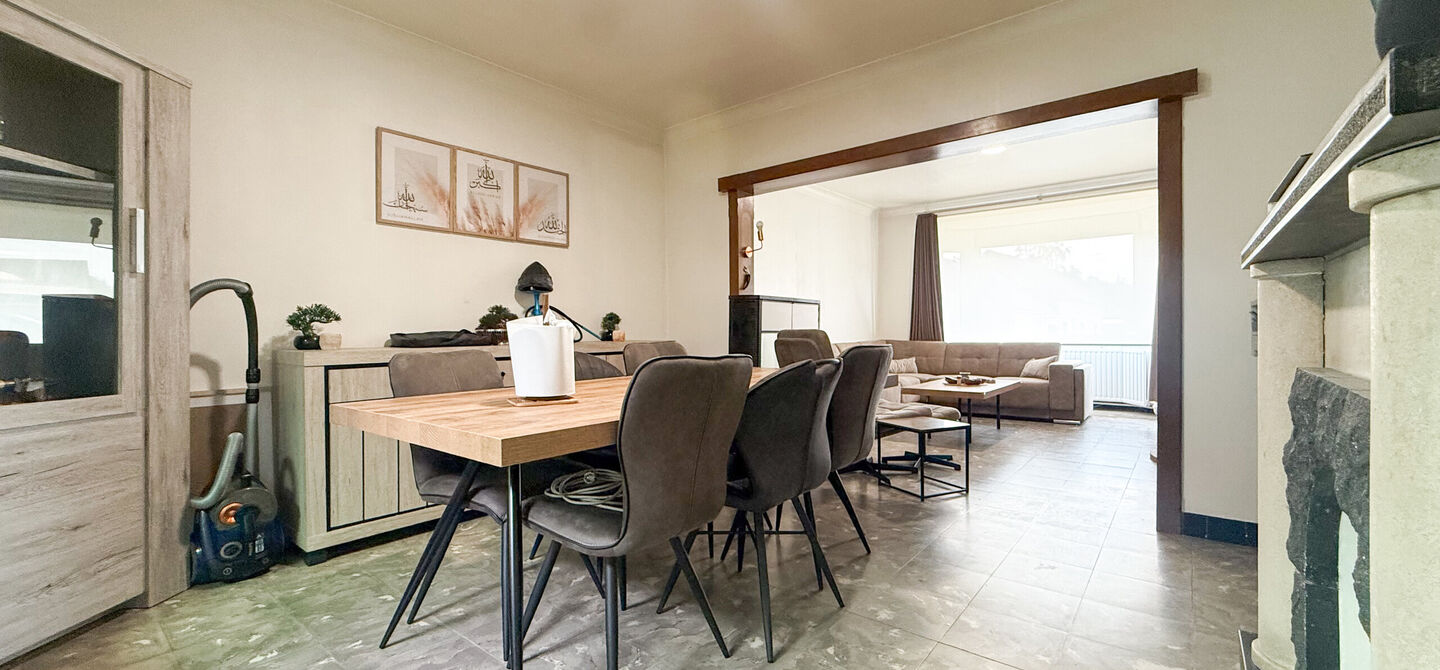 Bij ImmoFusion 7/7 “open huis” : klik op onze 3D-TOUR.
Ervaar vastgoed alsof je er zelf doorloopt!
Welkom in deze ruime gezinswoning gelegen in de Kerkstraat 10 te Houthalen-Helchteren. Deze woning biedt bijzonder veel leefruimte, een praktische in