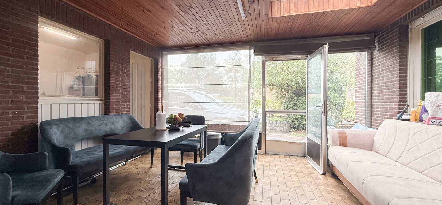 Bij ImmoFusion 7/7 “open huis” : klik op onze 3D-TOUR.
Ervaar vastgoed alsof je er zelf doorloopt!
Welkom in deze ruime gezinswoning gelegen in de Kerkstraat 10 te Houthalen-Helchteren. Deze woning biedt bijzonder veel leefruimte, een praktische in