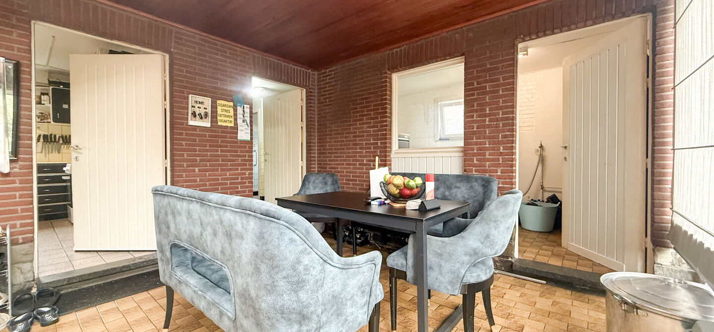 Bij ImmoFusion 7/7 “open huis” : klik op onze 3D-TOUR.
Ervaar vastgoed alsof je er zelf doorloopt!
Welkom in deze ruime gezinswoning gelegen in de Kerkstraat 10 te Houthalen-Helchteren. Deze woning biedt bijzonder veel leefruimte, een praktische in