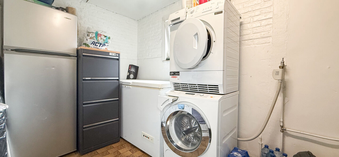 Bij ImmoFusion 7/7 “open huis” : klik op onze 3D-TOUR.
Ervaar vastgoed alsof je er zelf doorloopt!
Welkom in deze ruime gezinswoning gelegen in de Kerkstraat 10 te Houthalen-Helchteren. Deze woning biedt bijzonder veel leefruimte, een praktische in