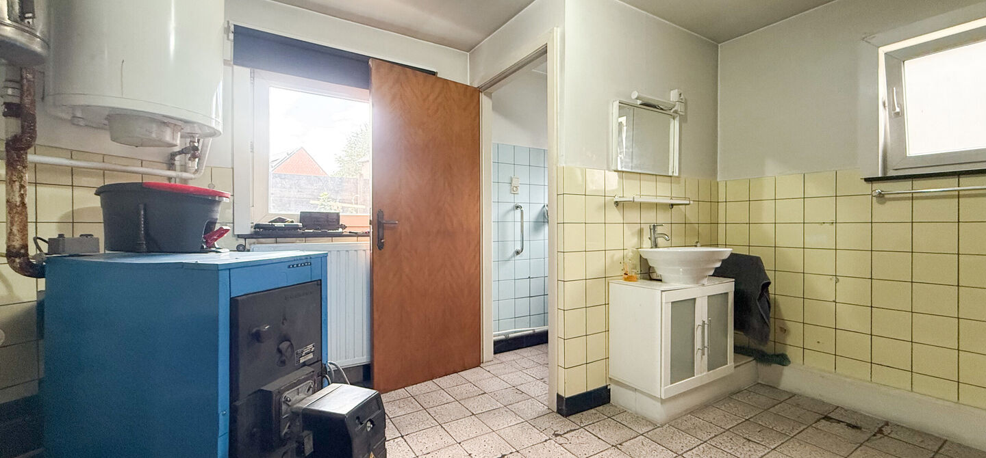 Bij ImmoFusion 7/7 “open huis” : klik op onze 3D-TOUR.
Ervaar vastgoed alsof je er zelf doorloopt!
Welkom in deze ruime gezinswoning gelegen in de Kerkstraat 10 te Houthalen-Helchteren. Deze woning biedt bijzonder veel leefruimte, een praktische in