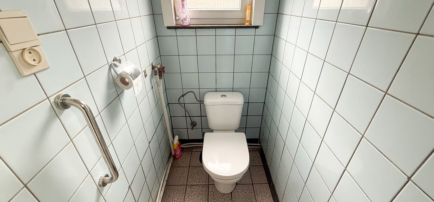 Bij ImmoFusion 7/7 “open huis” : klik op onze 3D-TOUR.
Ervaar vastgoed alsof je er zelf doorloopt!
Welkom in deze ruime gezinswoning gelegen in de Kerkstraat 10 te Houthalen-Helchteren. Deze woning biedt bijzonder veel leefruimte, een praktische in