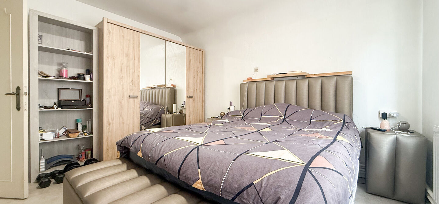 Bij ImmoFusion 7/7 “open huis” : klik op onze 3D-TOUR.
Ervaar vastgoed alsof je er zelf doorloopt!
Welkom in deze ruime gezinswoning gelegen in de Kerkstraat 10 te Houthalen-Helchteren. Deze woning biedt bijzonder veel leefruimte, een praktische in