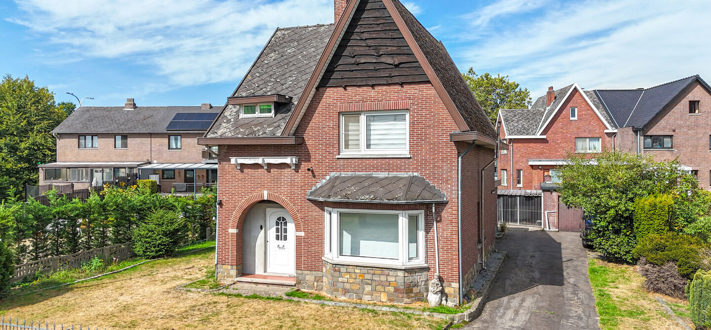 Bij ImmoFusion 7/7 “open huis” : klik op onze 3D-TOUR.
Ervaar vastgoed alsof je er zelf doorloopt!
Welkom in deze ruime gezinswoning gelegen in de Kerkstraat 10 te Houthalen-Helchteren. Deze woning biedt bijzonder veel leefruimte, een praktische in