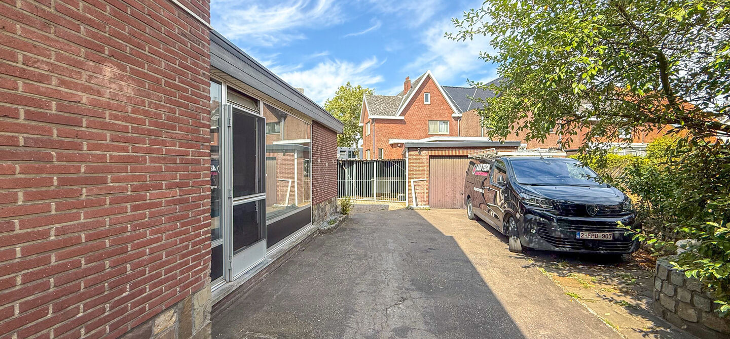 Bij ImmoFusion 7/7 “open huis” : klik op onze 3D-TOUR.
Ervaar vastgoed alsof je er zelf doorloopt!
Welkom in deze ruime gezinswoning gelegen in de Kerkstraat 10 te Houthalen-Helchteren. Deze woning biedt bijzonder veel leefruimte, een praktische in