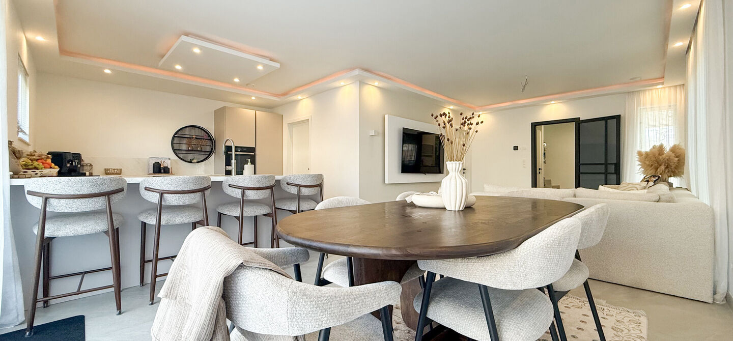 Een moderne nieuwbouwwoning waar ruimte, comfort en kwaliteit perfect samenkomen.
Deze prachtige, volledig afgewerkte halfopen bebouwing biedt u het ideale wooncomfort in een rustige omgeving, gecombineerd met een uitstekende ligging nabij het centrum. Da