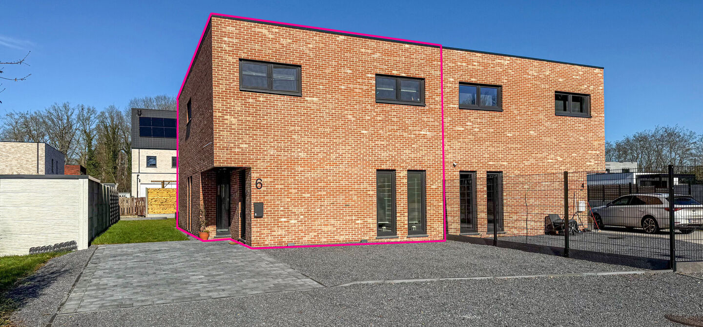 Een moderne nieuwbouwwoning waar ruimte, comfort en kwaliteit perfect samenkomen.
Deze prachtige, volledig afgewerkte halfopen bebouwing biedt u het ideale wooncomfort in een rustige omgeving, gecombineerd met een uitstekende ligging nabij het centrum. Da