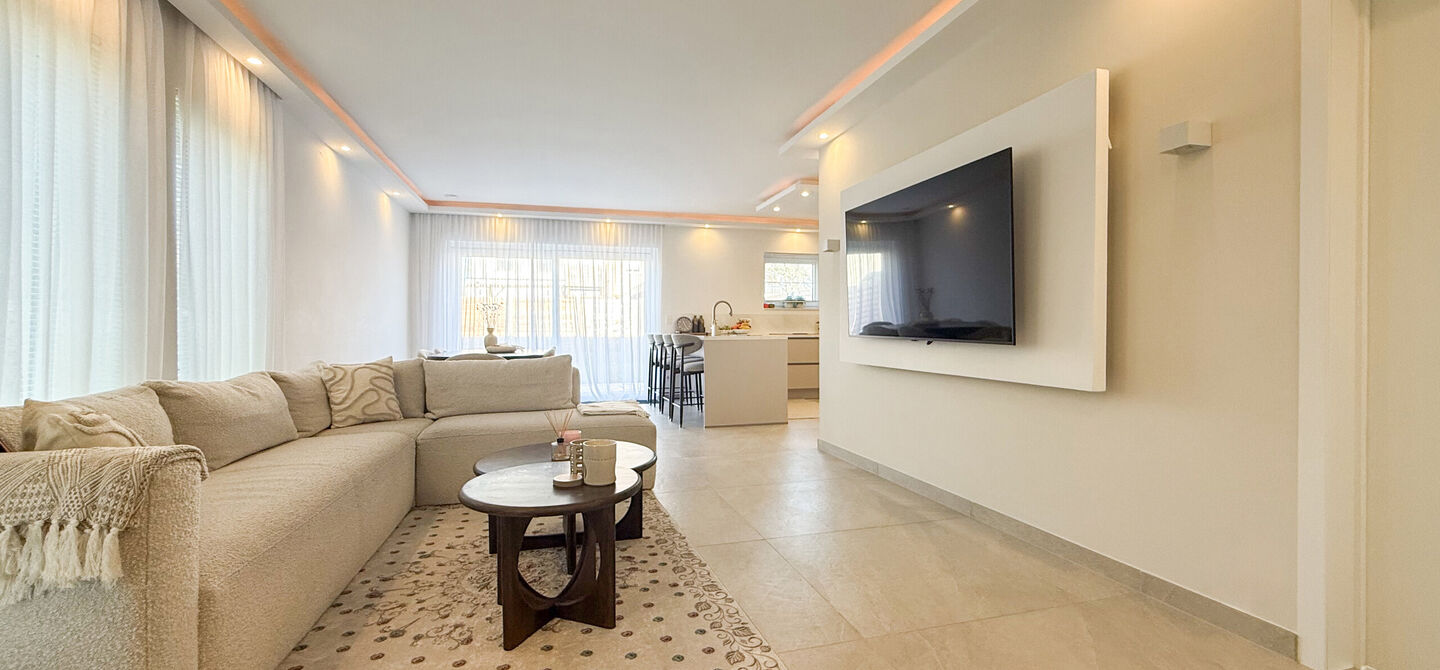 Een moderne nieuwbouwwoning waar ruimte, comfort en kwaliteit perfect samenkomen.
Deze prachtige, volledig afgewerkte halfopen bebouwing biedt u het ideale wooncomfort in een rustige omgeving, gecombineerd met een uitstekende ligging nabij het centrum. Da