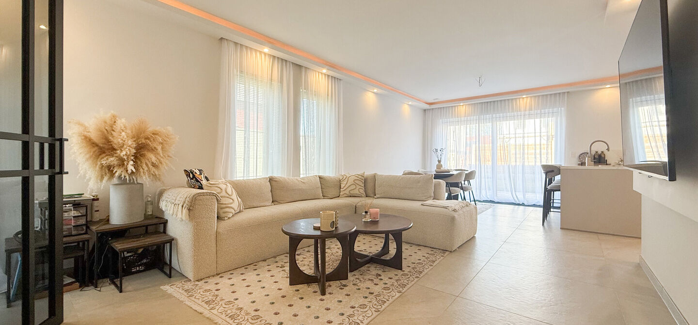 Een moderne nieuwbouwwoning waar ruimte, comfort en kwaliteit perfect samenkomen.
Deze prachtige, volledig afgewerkte halfopen bebouwing biedt u het ideale wooncomfort in een rustige omgeving, gecombineerd met een uitstekende ligging nabij het centrum. Da