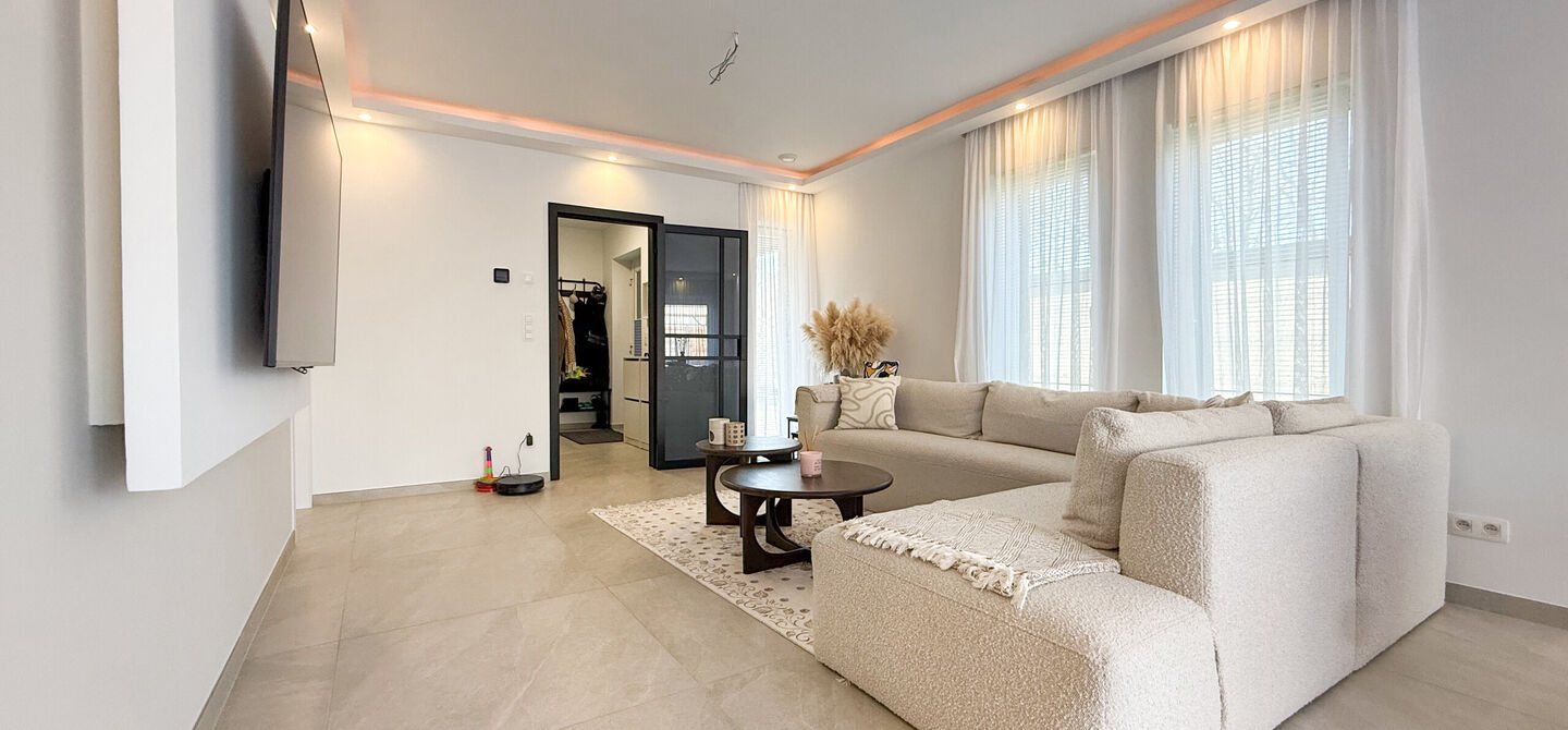 Een moderne nieuwbouwwoning waar ruimte, comfort en kwaliteit perfect samenkomen.
Deze prachtige, volledig afgewerkte halfopen bebouwing biedt u het ideale wooncomfort in een rustige omgeving, gecombineerd met een uitstekende ligging nabij het centrum. Da