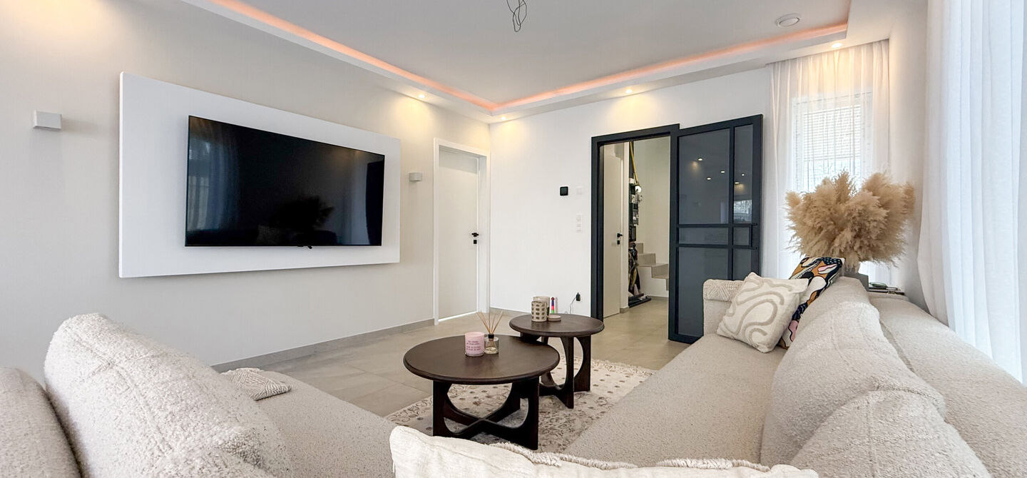Een moderne nieuwbouwwoning waar ruimte, comfort en kwaliteit perfect samenkomen.
Deze prachtige, volledig afgewerkte halfopen bebouwing biedt u het ideale wooncomfort in een rustige omgeving, gecombineerd met een uitstekende ligging nabij het centrum. Da