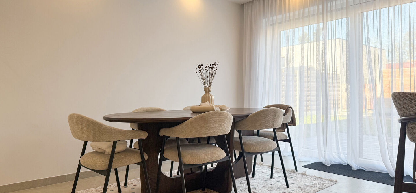 Een moderne nieuwbouwwoning waar ruimte, comfort en kwaliteit perfect samenkomen.
Deze prachtige, volledig afgewerkte halfopen bebouwing biedt u het ideale wooncomfort in een rustige omgeving, gecombineerd met een uitstekende ligging nabij het centrum. Da