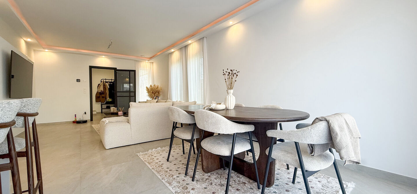 Een moderne nieuwbouwwoning waar ruimte, comfort en kwaliteit perfect samenkomen.
Deze prachtige, volledig afgewerkte halfopen bebouwing biedt u het ideale wooncomfort in een rustige omgeving, gecombineerd met een uitstekende ligging nabij het centrum. Da