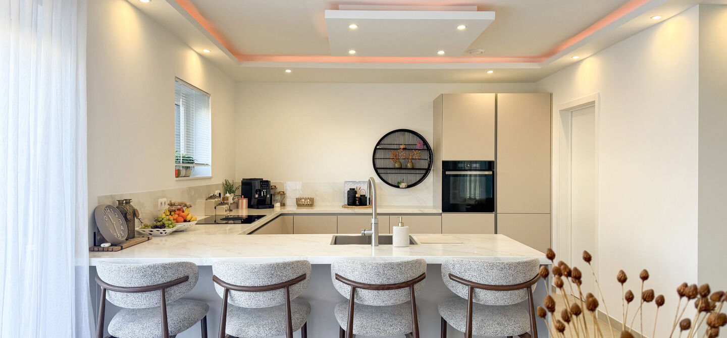 Een moderne nieuwbouwwoning waar ruimte, comfort en kwaliteit perfect samenkomen.
Deze prachtige, volledig afgewerkte halfopen bebouwing biedt u het ideale wooncomfort in een rustige omgeving, gecombineerd met een uitstekende ligging nabij het centrum. Da