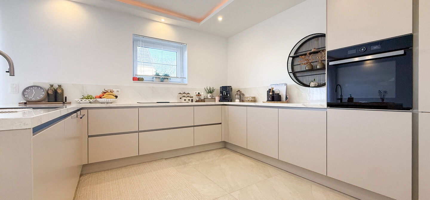 Een moderne nieuwbouwwoning waar ruimte, comfort en kwaliteit perfect samenkomen.
Deze prachtige, volledig afgewerkte halfopen bebouwing biedt u het ideale wooncomfort in een rustige omgeving, gecombineerd met een uitstekende ligging nabij het centrum. Da