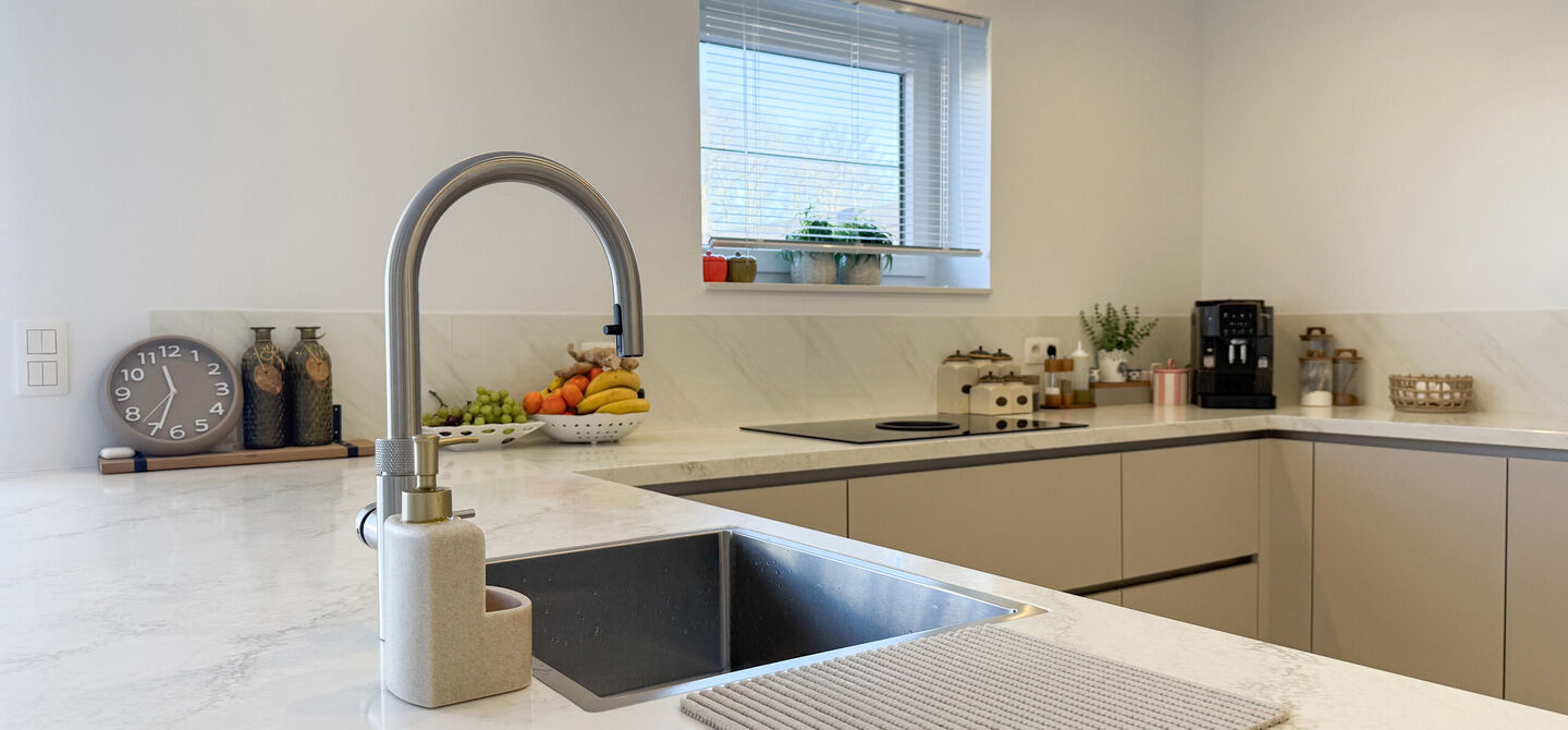 Een moderne nieuwbouwwoning waar ruimte, comfort en kwaliteit perfect samenkomen.
Deze prachtige, volledig afgewerkte halfopen bebouwing biedt u het ideale wooncomfort in een rustige omgeving, gecombineerd met een uitstekende ligging nabij het centrum. Da