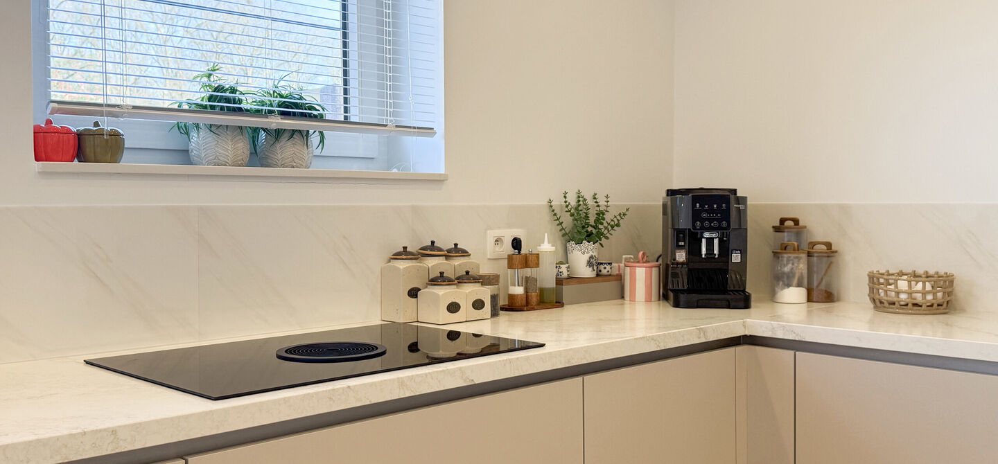 Een moderne nieuwbouwwoning waar ruimte, comfort en kwaliteit perfect samenkomen.
Deze prachtige, volledig afgewerkte halfopen bebouwing biedt u het ideale wooncomfort in een rustige omgeving, gecombineerd met een uitstekende ligging nabij het centrum. Da
