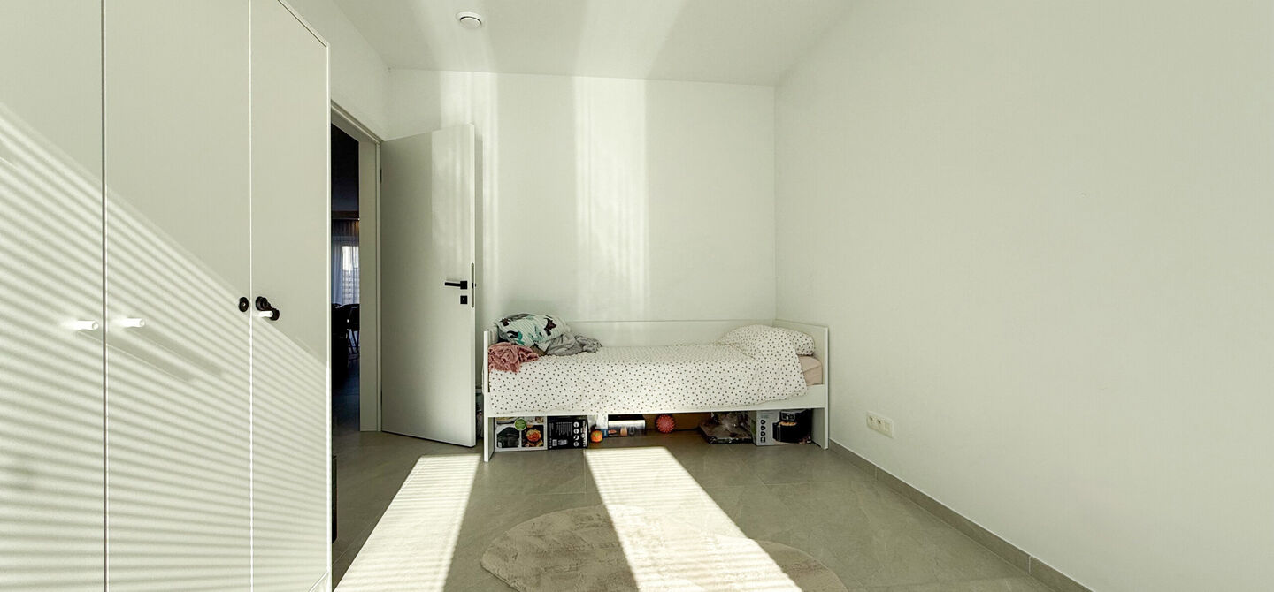 Een moderne nieuwbouwwoning waar ruimte, comfort en kwaliteit perfect samenkomen.
Deze prachtige, volledig afgewerkte halfopen bebouwing biedt u het ideale wooncomfort in een rustige omgeving, gecombineerd met een uitstekende ligging nabij het centrum. Da