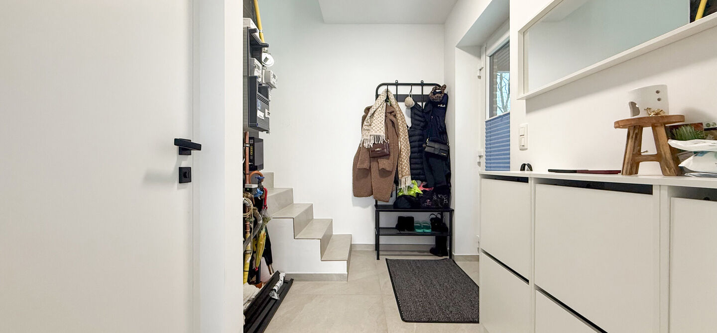 Een moderne nieuwbouwwoning waar ruimte, comfort en kwaliteit perfect samenkomen.
Deze prachtige, volledig afgewerkte halfopen bebouwing biedt u het ideale wooncomfort in een rustige omgeving, gecombineerd met een uitstekende ligging nabij het centrum. Da