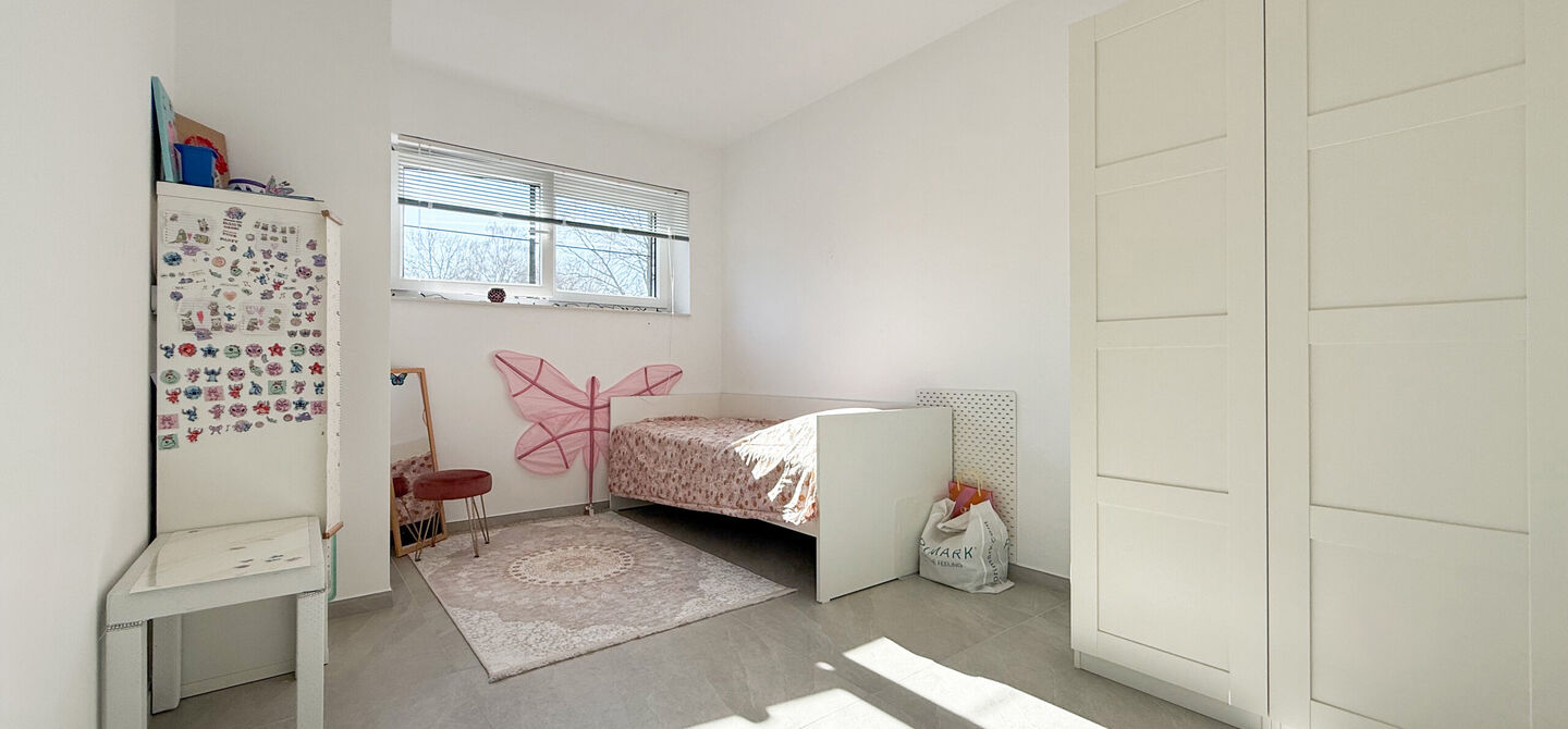 Een moderne nieuwbouwwoning waar ruimte, comfort en kwaliteit perfect samenkomen.
Deze prachtige, volledig afgewerkte halfopen bebouwing biedt u het ideale wooncomfort in een rustige omgeving, gecombineerd met een uitstekende ligging nabij het centrum. Da