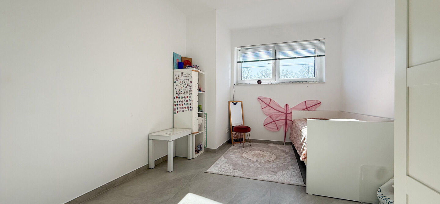 Een moderne nieuwbouwwoning waar ruimte, comfort en kwaliteit perfect samenkomen.
Deze prachtige, volledig afgewerkte halfopen bebouwing biedt u het ideale wooncomfort in een rustige omgeving, gecombineerd met een uitstekende ligging nabij het centrum. Da