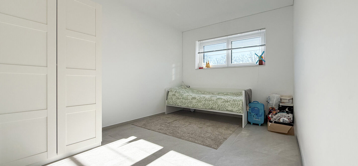 Een moderne nieuwbouwwoning waar ruimte, comfort en kwaliteit perfect samenkomen.
Deze prachtige, volledig afgewerkte halfopen bebouwing biedt u het ideale wooncomfort in een rustige omgeving, gecombineerd met een uitstekende ligging nabij het centrum. Da